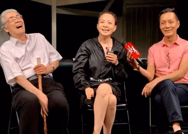 宋丹丹夫妻坐飛機被拍!老公鬍鬚花白是老爺爺,她62歲還有漫畫腿