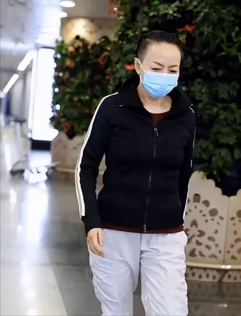 宋丹丹夫妻坐飛機被拍!老公鬍鬚花白是老爺爺,她62歲還有漫畫腿