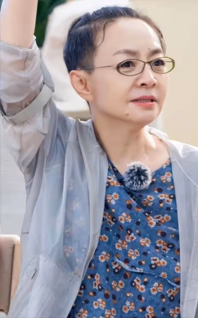 宋丹丹夫妻坐飛機被拍！老公鬍鬚花白是老爺爺，她62歲還有漫畫腿