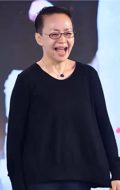 宋丹丹夫妻坐飛機被拍！老公鬍鬚花白是老爺爺，她62歲還有漫畫腿