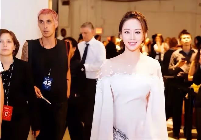 九球天后潘曉婷好豐滿,穿白裙巴掌腰惹眼,網友:側身一看太驚艷