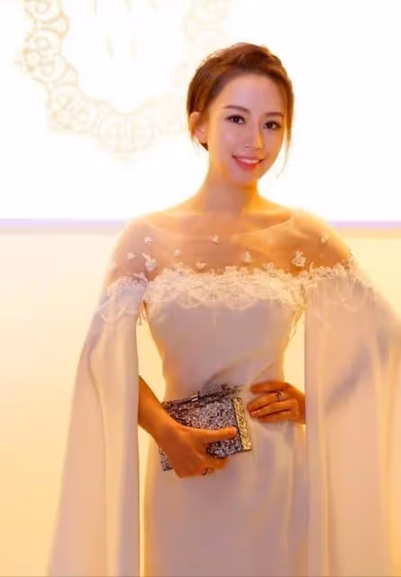 九球天后潘曉婷好豐滿,穿白裙巴掌腰惹眼,網友:側身一看太驚艷