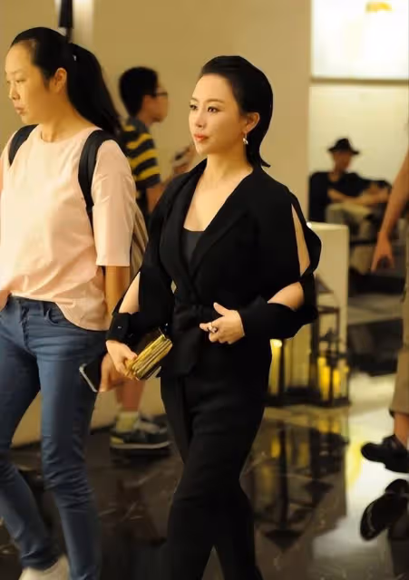 九球天后潘曉婷好豐滿,穿白裙巴掌腰惹眼,網友:側身一看太驚艷