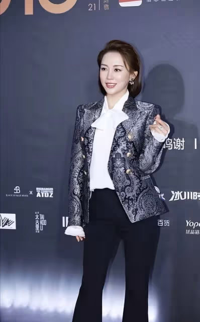 九球天后潘曉婷好豐滿，穿白裙巴掌腰惹眼，網友：側身一看太驚艷