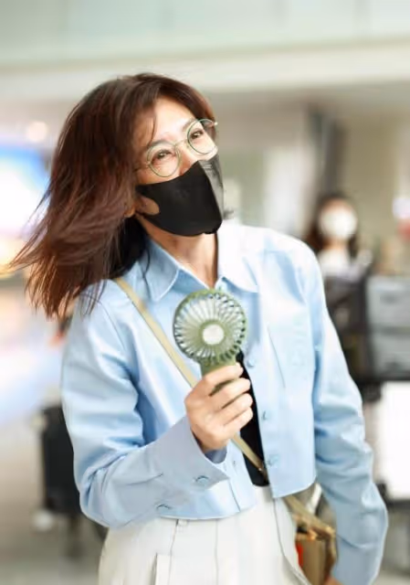 被賈靜雯的機場生圖圈粉了,穿「二分褲」時髦洋氣,腿又細又長!