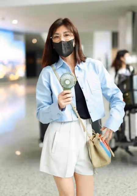 被賈靜雯的機場生圖圈粉了,穿「二分褲」時髦洋氣,腿又細又長!