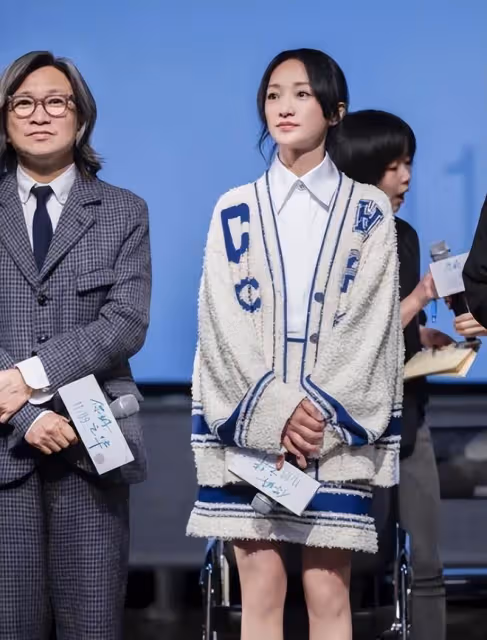 周迅和郭敬明同台挺尷尬!她82斤和郭敬明比仍「顯胖」