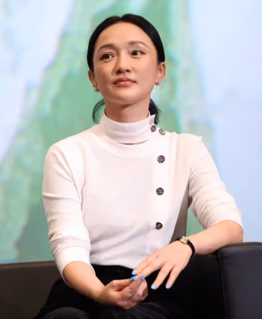 周迅和郭敬明同台挺尷尬!她82斤和郭敬明比仍「顯胖」