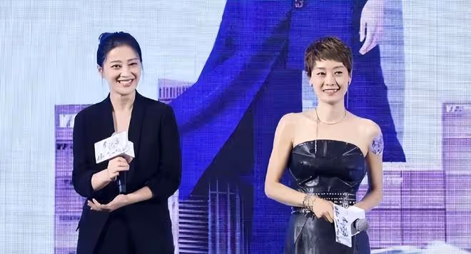 中年的馬伊琍梅婷同穿黑色,風格差挺多,看不出只有1歲年齡差