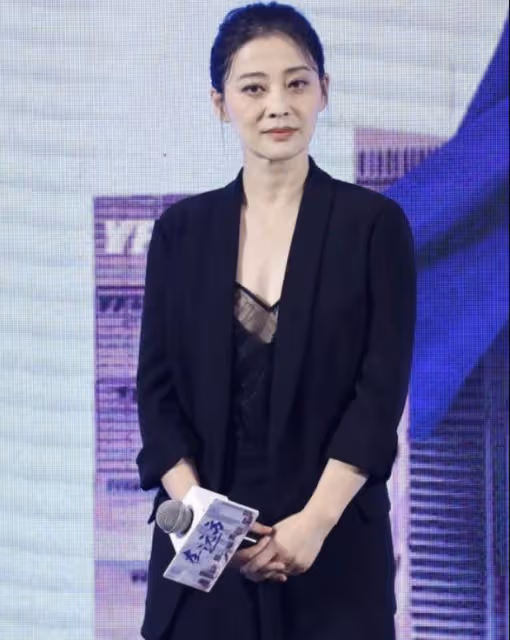 中年的馬伊琍梅婷同穿黑色,風格差挺多,看不出只有1歲年齡差