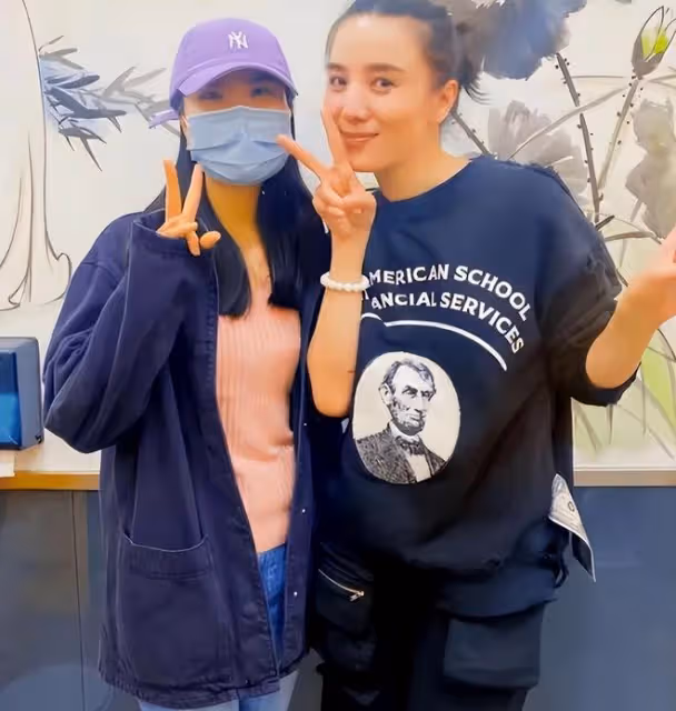 無修飾素顏,宋佳李宇春差3歲如隔代!一個甜美姐姐一個帥氣姐姐