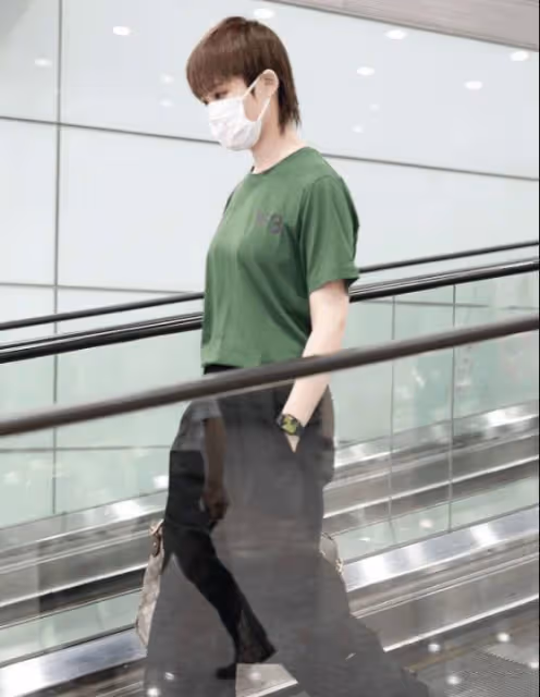 無修飾素顏,宋佳李宇春差3歲如隔代!一個甜美姐姐一個帥氣姐姐