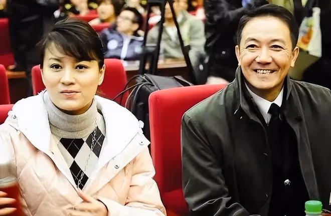「李雲龍」的三婚妻子是熟悉的她?打扮低調難掩貴氣感,有旺夫相