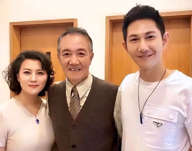 「李雲龍」的三婚妻子是熟悉的她?打扮低調難掩貴氣感,有旺夫相