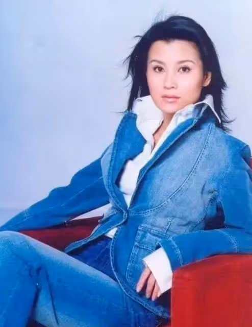 「李雲龍」的三婚妻子是熟悉的她?打扮低調難掩貴氣感,有旺夫相