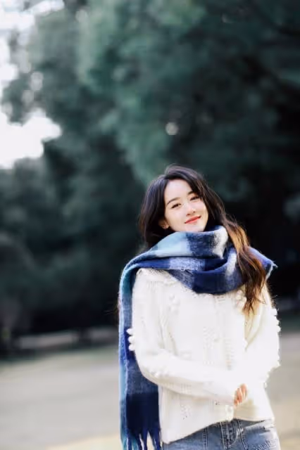 袁冰妍撞臉趙麗穎,穿針織衫配牛仔褲拍照,逆光狀態下氛圍感拉滿