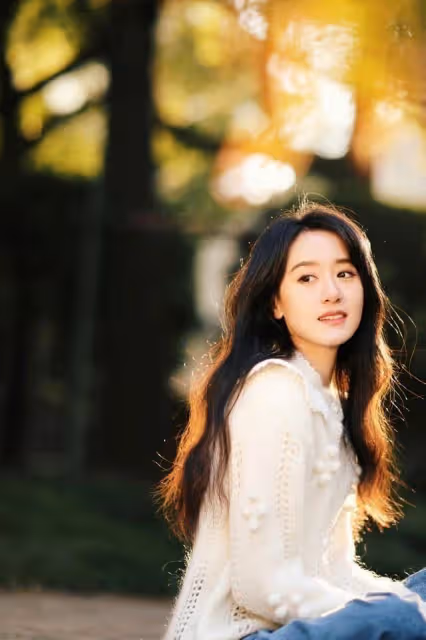 袁冰妍撞臉趙麗穎,穿針織衫配牛仔褲拍照,逆光狀態下氛圍感拉滿