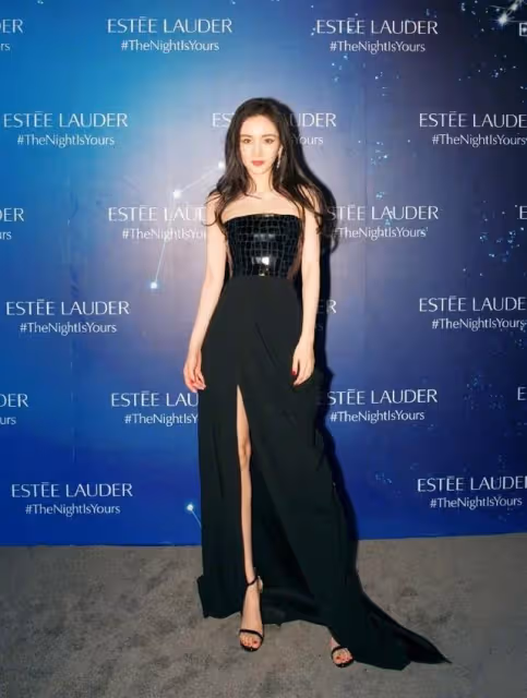 論穿高開叉裙,我只服楊冪,長腿像開了「特效」,美得不真實!