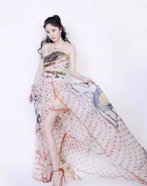 論穿高開叉裙,我只服楊冪,長腿像開了「特效」,美得不真實!