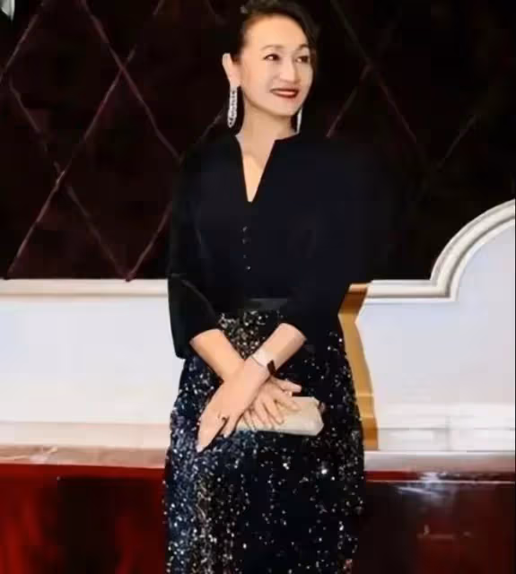 騰格爾前妻這麼美!61歲穿黑裙大氣優雅,網友:騰格爾虧大了!