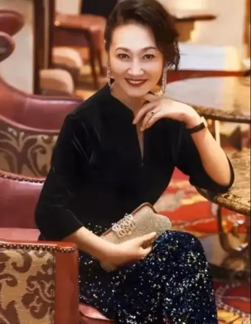 騰格爾前妻這麼美!61歲穿黑裙大氣優雅,網友:騰格爾虧大了!