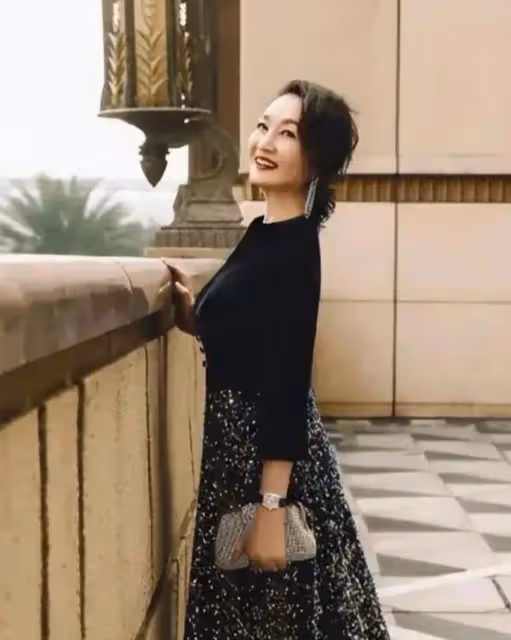 騰格爾前妻這麼美!61歲穿黑裙大氣優雅,網友:騰格爾虧大了!