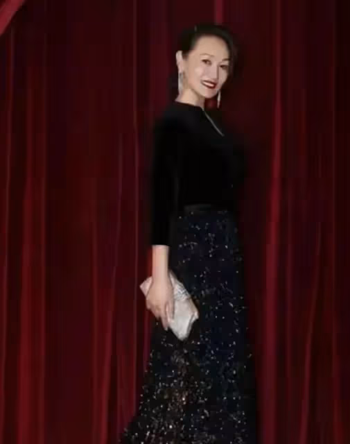 騰格爾前妻這麼美!61歲穿黑裙大氣優雅,網友:騰格爾虧大了!