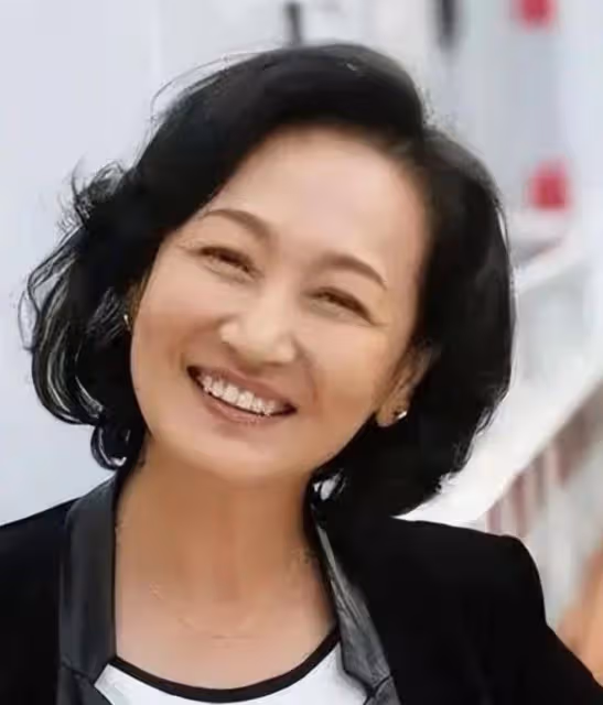 騰格爾前妻這麼美!61歲穿黑裙大氣優雅,網友:騰格爾虧大了!