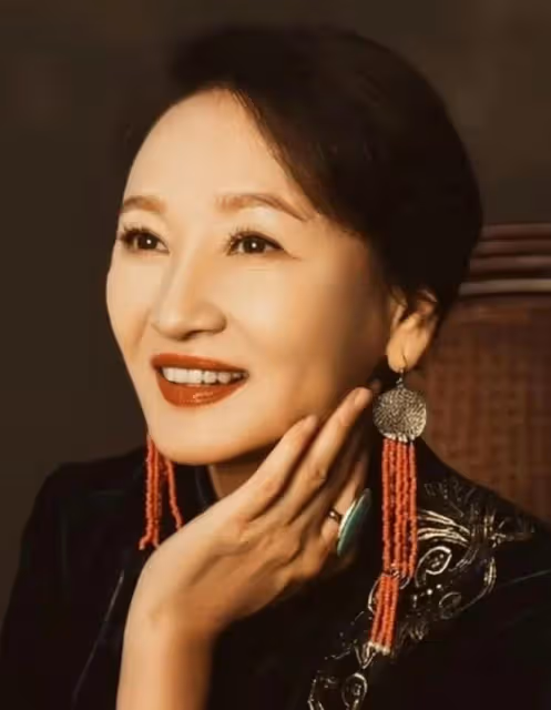 騰格爾前妻這麼美!61歲穿黑裙大氣優雅,網友:騰格爾虧大了!