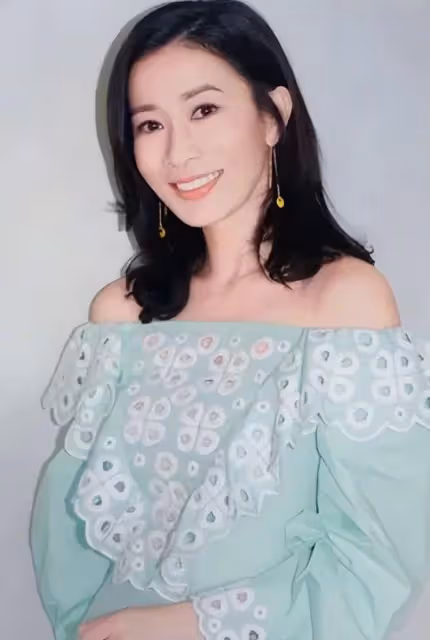 47歲佘詩曼當「車模」真保守!穿長裙就露一雙手,但氣質不輸超模