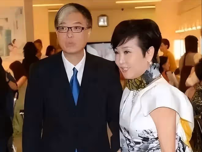 謝霆鋒媽媽攜現任老公露面看不出72歲,穿印花裙優雅年輕