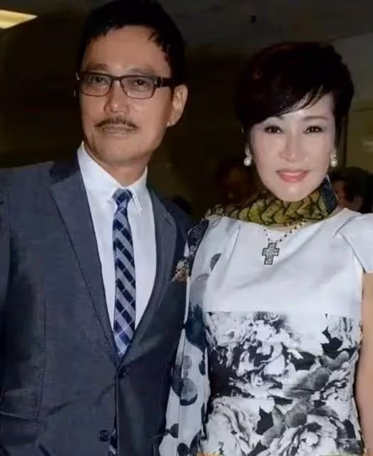 謝霆鋒媽媽攜現任老公露面看不出72歲,穿印花裙優雅年輕