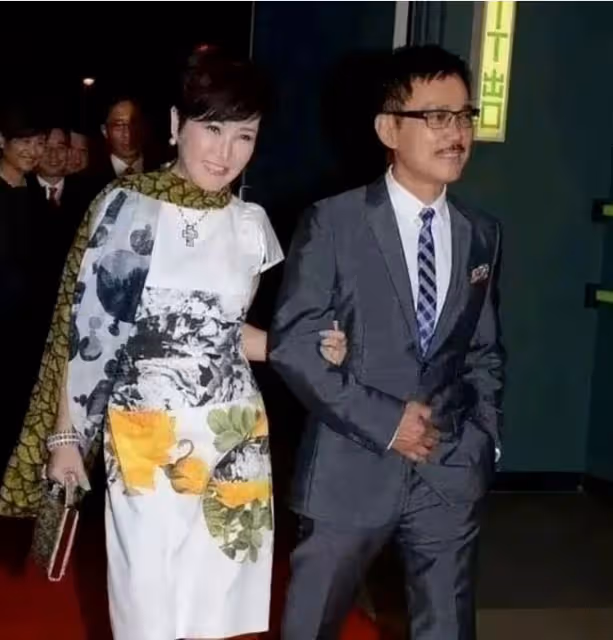 謝霆鋒媽媽攜現任老公露面看不出72歲,穿印花裙優雅年輕