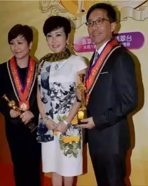 謝霆鋒媽媽攜現任老公露面看不出72歲,穿印花裙優雅年輕