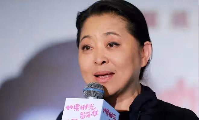 倪萍同框小4歲毛阿敏,一個穿搭大氣大姐范,一個時髦又洋氣