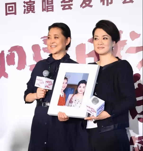 倪萍同框小4歲毛阿敏,一個穿搭大氣大姐范,一個時髦又洋氣