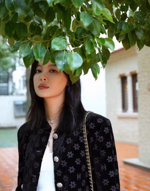 辛芷蕾好會穿!她的裙子、皮衣、首飾通通都想要連結