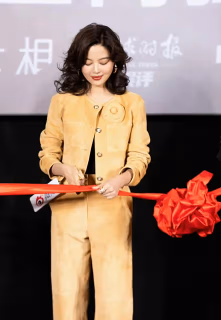 《繁花》路演,辛芷蕾又帶火了一種新穿法:襯衫+闊腿褲,好高級