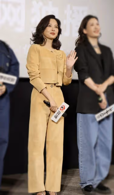 《繁花》路演,辛芷蕾又帶火了一種新穿法:襯衫+闊腿褲,好高級