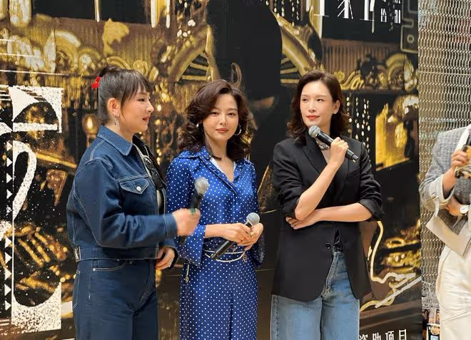 《繁花》路演,辛芷蕾又帶火了一種新穿法:襯衫+闊腿褲,好高級