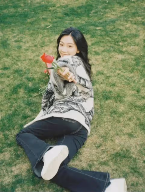 易夢玲的拍照pose主打一個正常人學了會社死,但是魅力依舊無限啊
