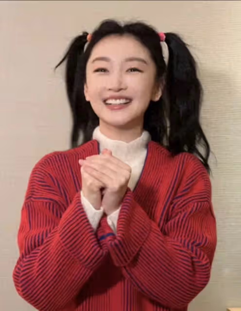 32歲周冬雨曬新年美照,穿紅色毛衣扎雙馬尾,俏皮可愛好減齡!