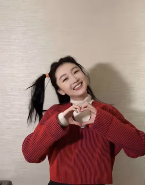 32歲周冬雨曬新年美照,穿紅色毛衣扎雙馬尾,俏皮可愛好減齡!