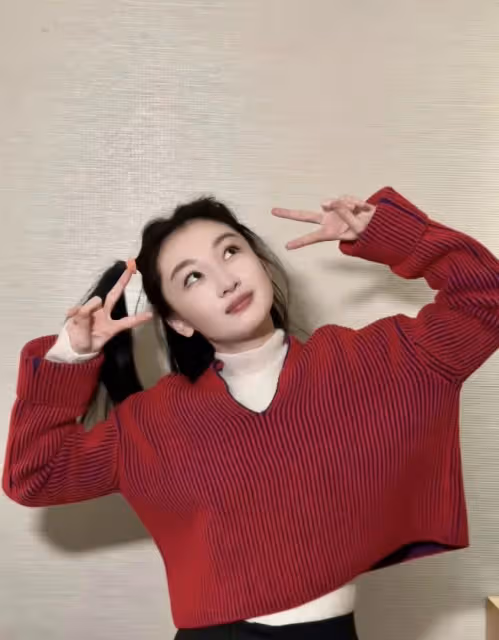 32歲周冬雨曬新年美照,穿紅色毛衣扎雙馬尾,俏皮可愛好減齡!
