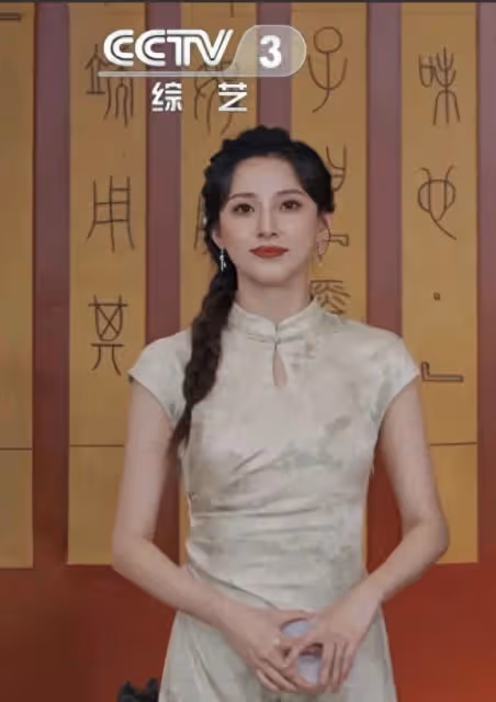 央視主持人馬凡舒的美照分享,一襲新中式旗袍穿搭溫婉知性!