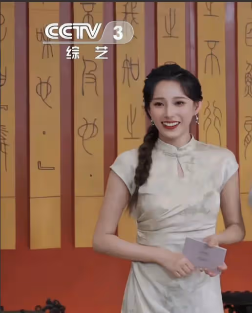 央視主持人馬凡舒的美照分享,一襲新中式旗袍穿搭溫婉知性!