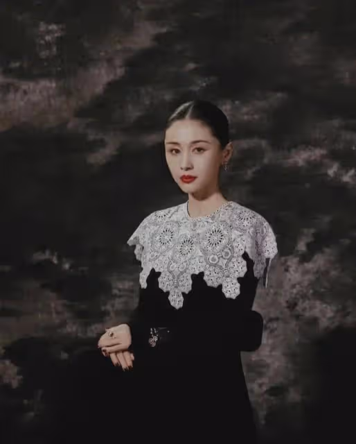 王子文的油畫風美照簡直絕了,像印在照片里一樣!