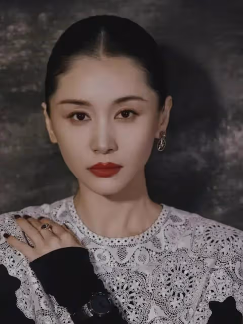 王子文的油畫風美照簡直絕了,像印在照片里一樣!
