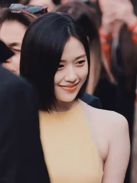 安宥真米蘭時裝周FENDI大秀,明艷大氣