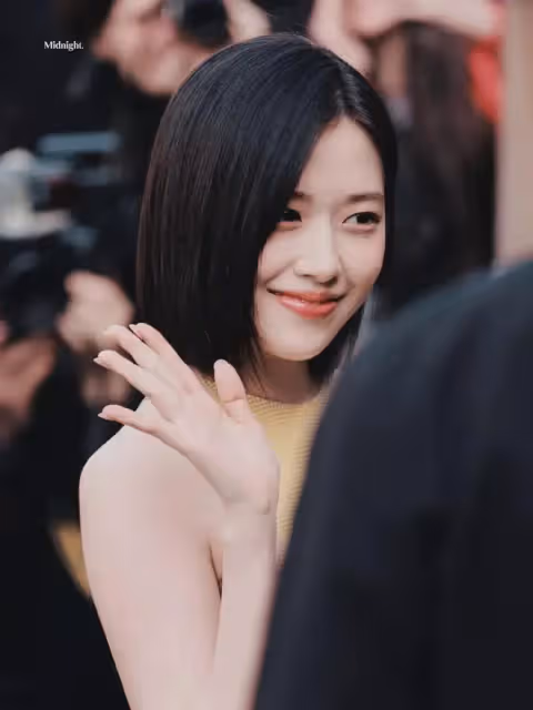安宥真米蘭時裝周FENDI大秀,明艷大氣